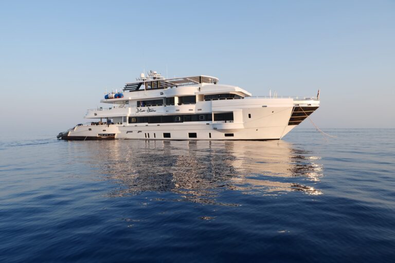 Nave Blue Storm in mare durante viaggio subacqueo nel Mar Rosso