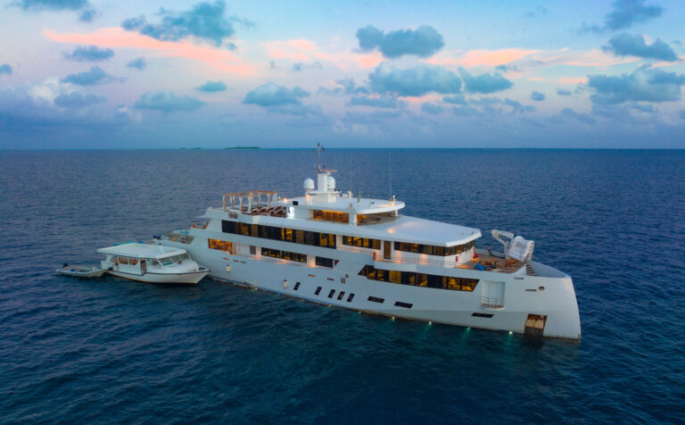 Yacht White Pearl in mare alle Maldive durante crociera subacquea