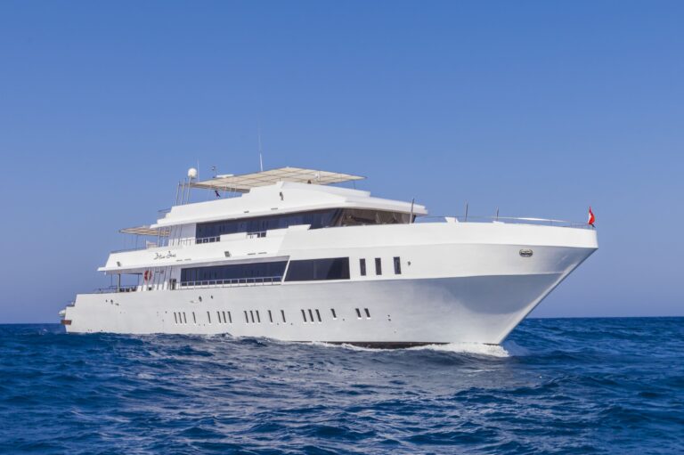 Blue Seas Resort visto dall’esterno con piscina e mare cristallino per un soggiorno relax e diving tropicale