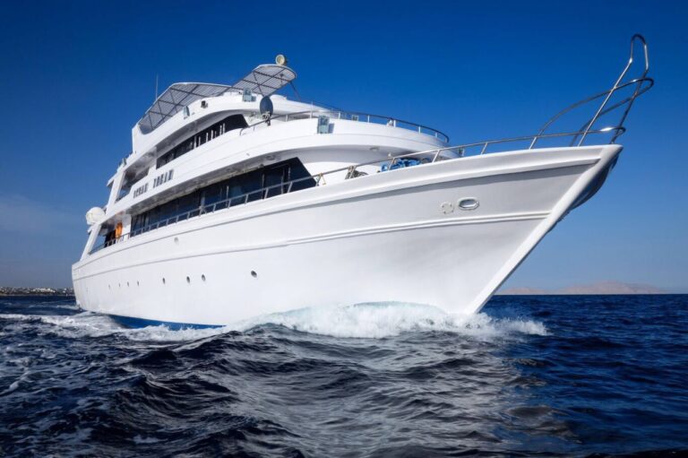 Ocean Dream in navigazione sul mare cristallino per una crociera diving tra relax e immersioni subacquee