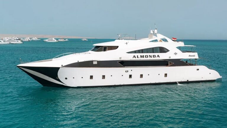 Nave Almonda in acque cristalline durante un viaggio diving tra mare tropicale e immersioni subacquee