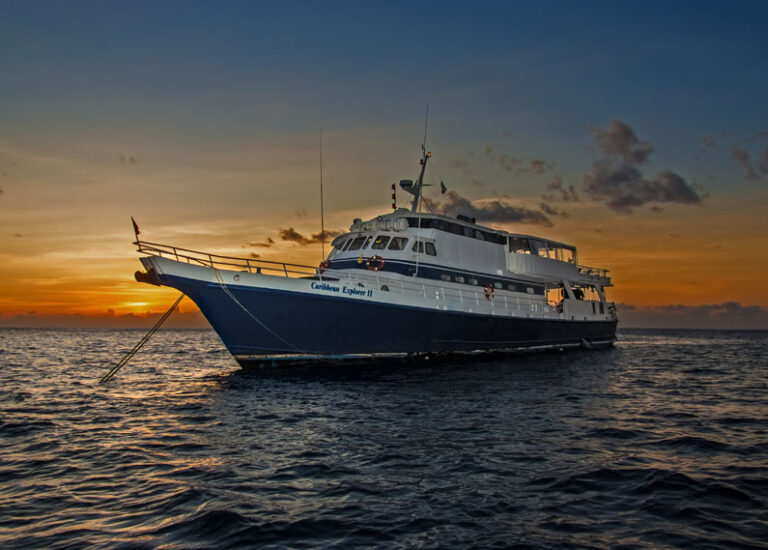 Caribbean Explorer II al tramonto in navigazione ai Caraibi per una crociera diving tra mare e immersioni tropicali